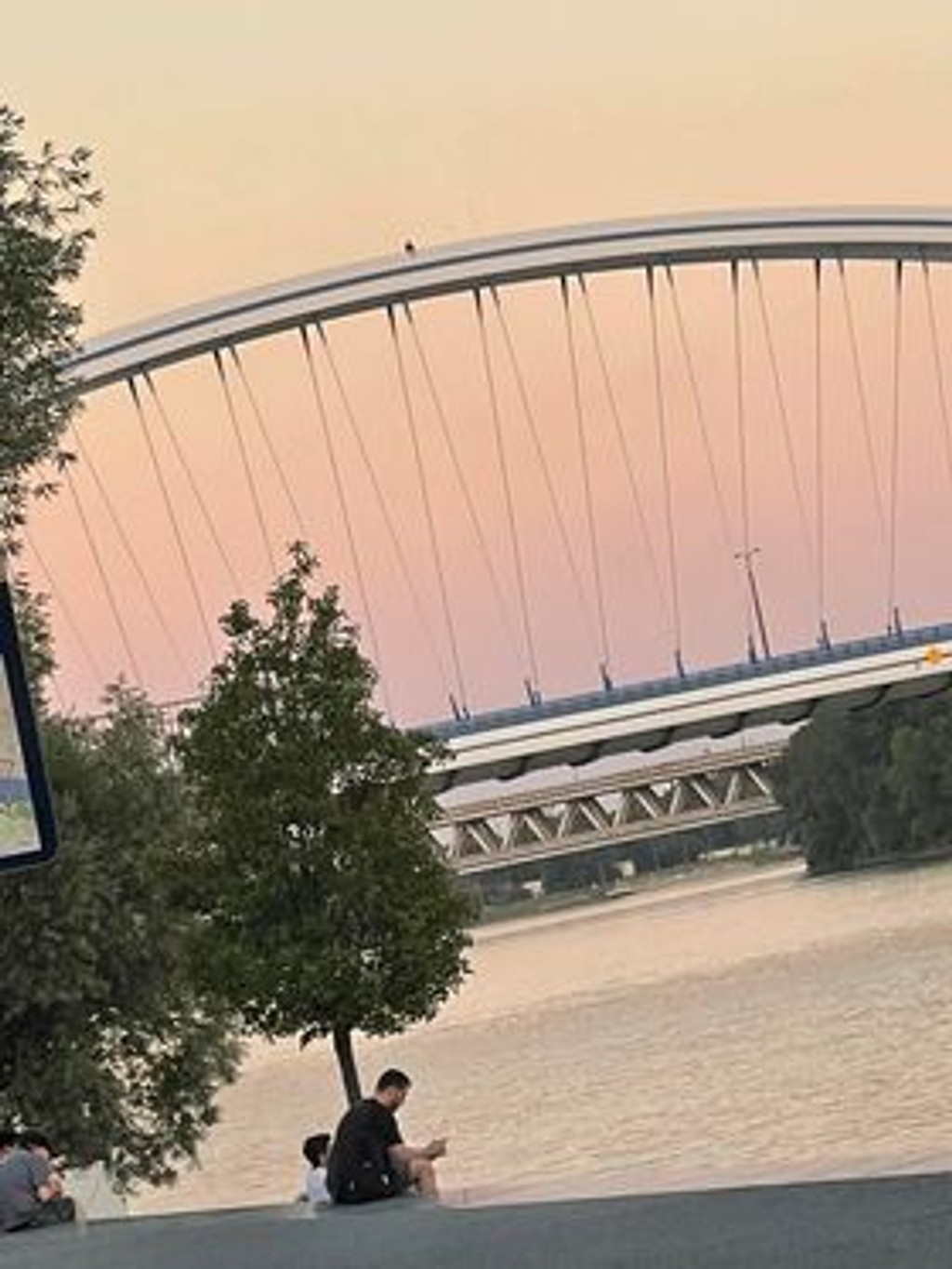 Tento záber zachytil čitateľ pri moste Apollo.