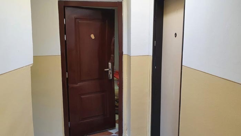 Poškodené dvere na byte exšéfa Zuriana po zásahu NAKA.