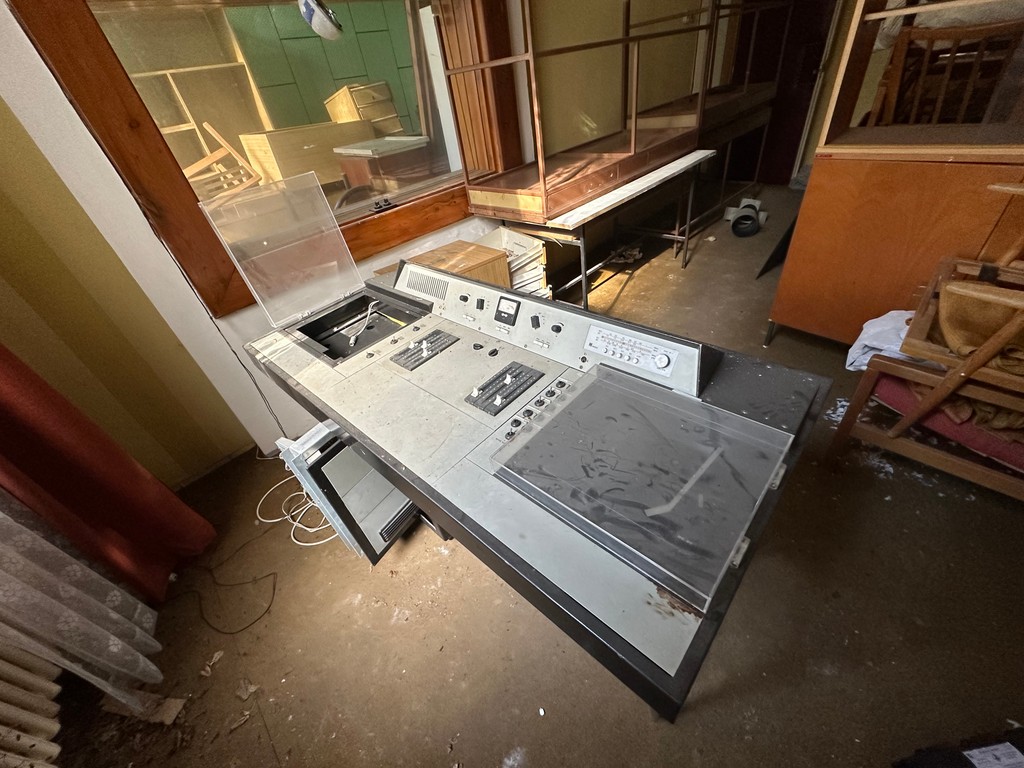 Starý mixážny pult v opustenom internáte.