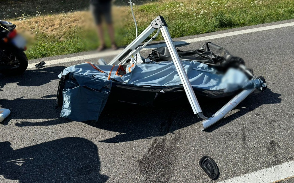 Uvoľnený strešný stan