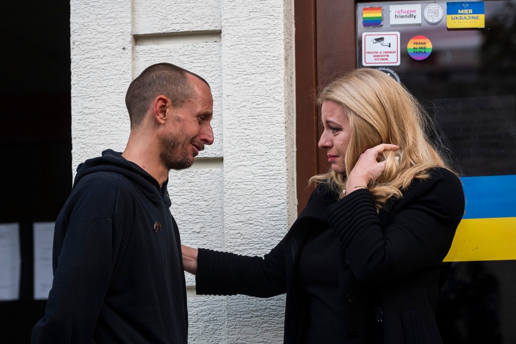 Zuzana Čaputová prišla položiť kyticu a zapáliť sviečku na miesto činu po streľbe na Zámockej ulici.