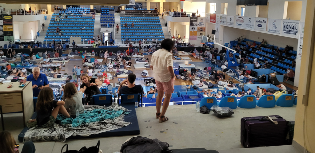 Športová hala, kde ubytovali evakuovaných slovenských turistov.