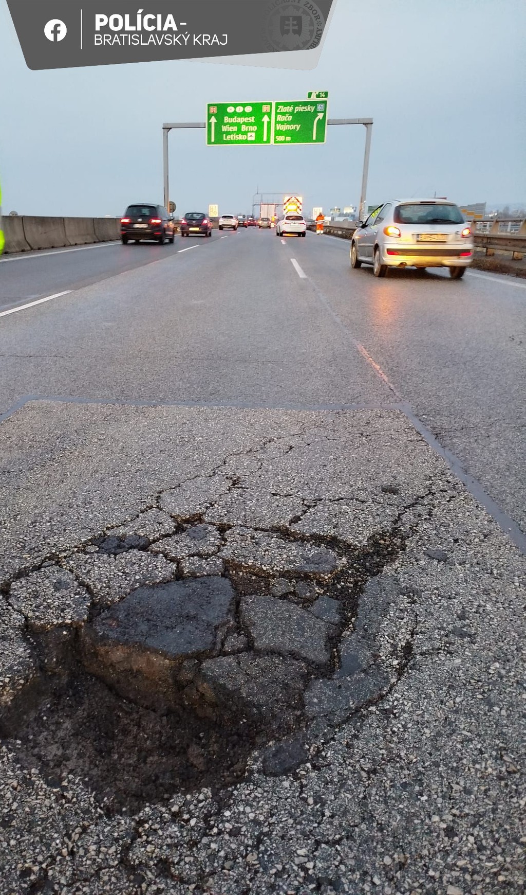 Na snímke prepadnutá časť vozovky na D1 smerom do Bratislavy.