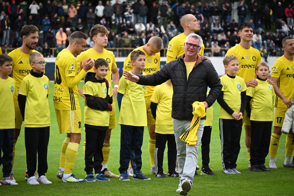 Nezabudlo sa ani na bývalého trénera Martina Krajčoviča