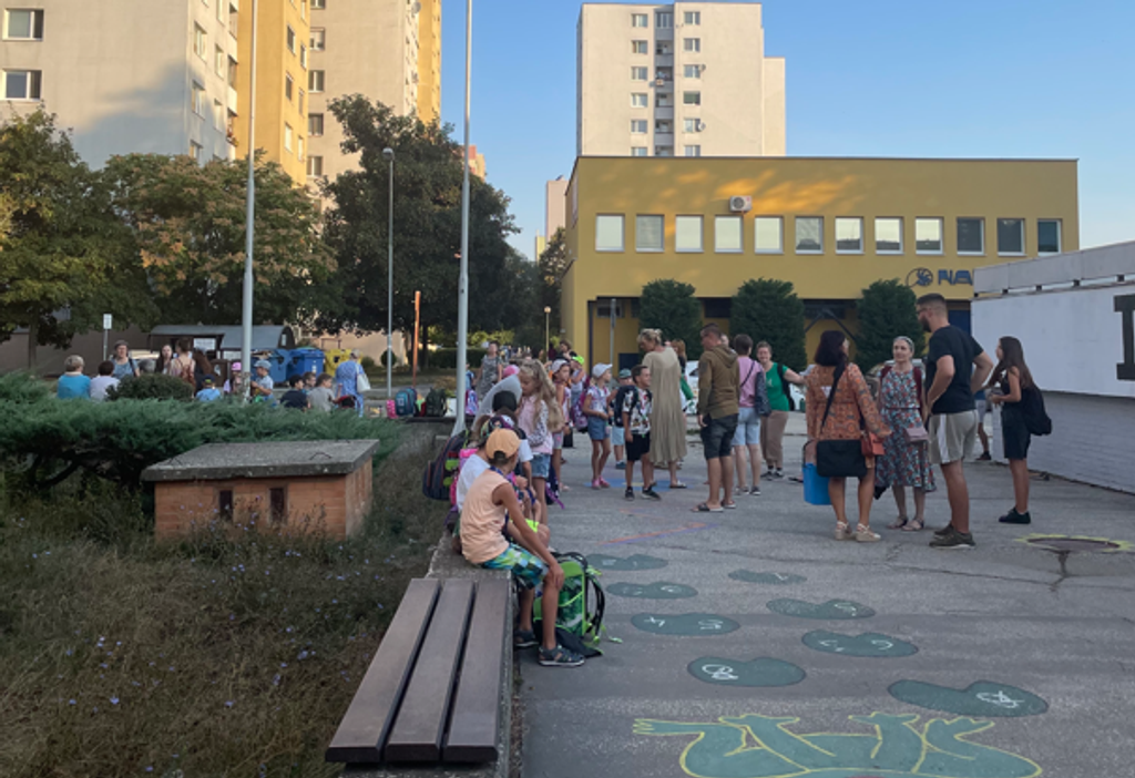 Deti čakajú pred Základnou školou Dudova v Petržalke.