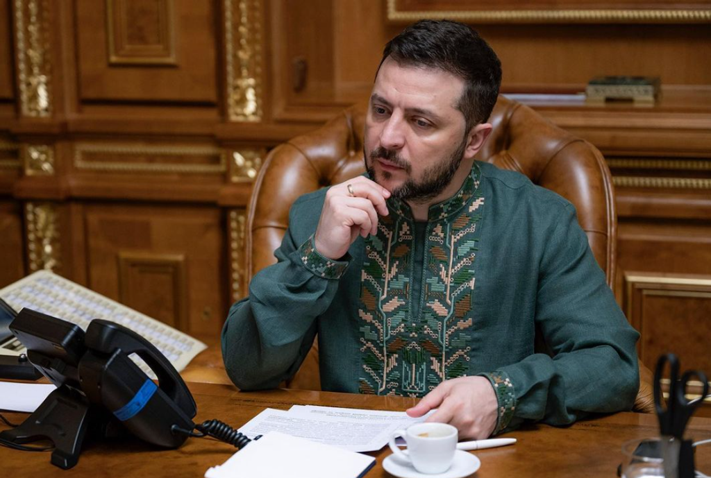 Zelenskyj v tradičnej košeli