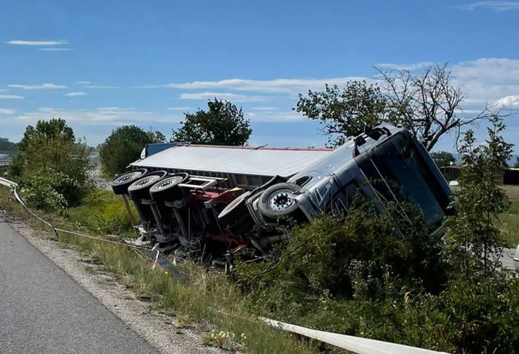 Na snímke havarovaný kamión po zrážke s osobným autom po nehode pri Sládkovičove.