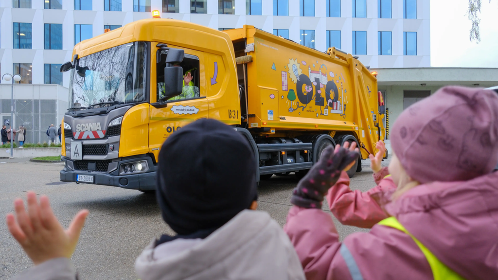 Nový polep na vozidlách smetiarov. 