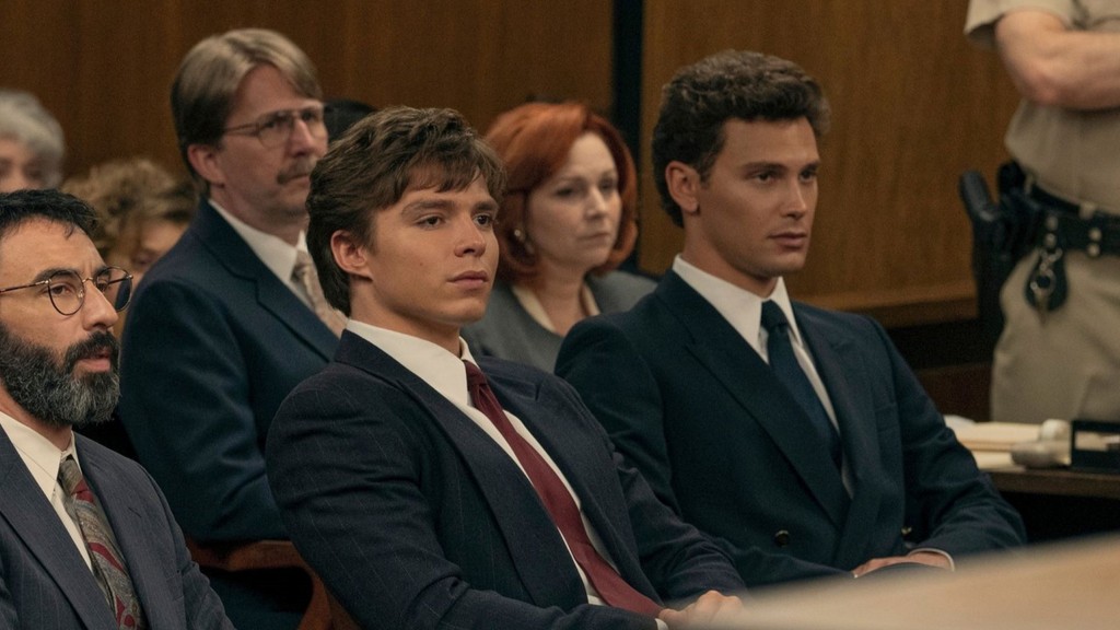 Záber zo seriálu zobrazujúci bratov Menendezových