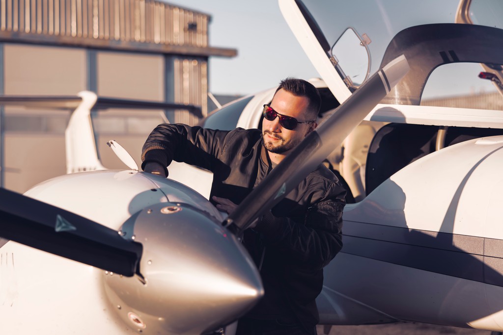 Spočiatku pracoval v malej leteckej škole