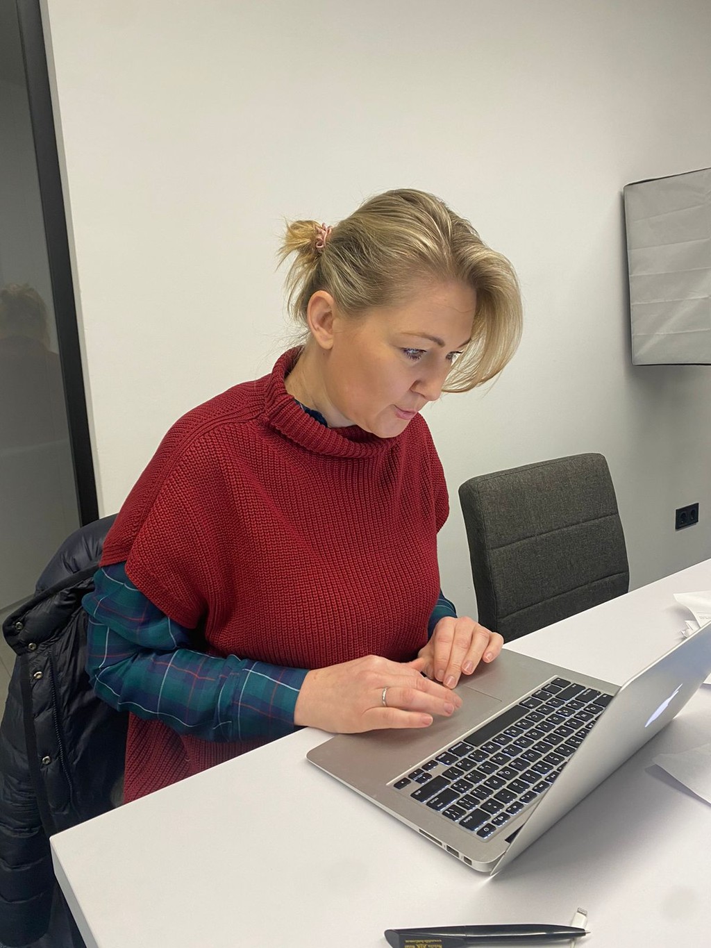 Mariya Ionova pracuje aj počas vojny. Pomáha humanitárnym organizáciám a komunikuje s medzinárodnými partnermi.