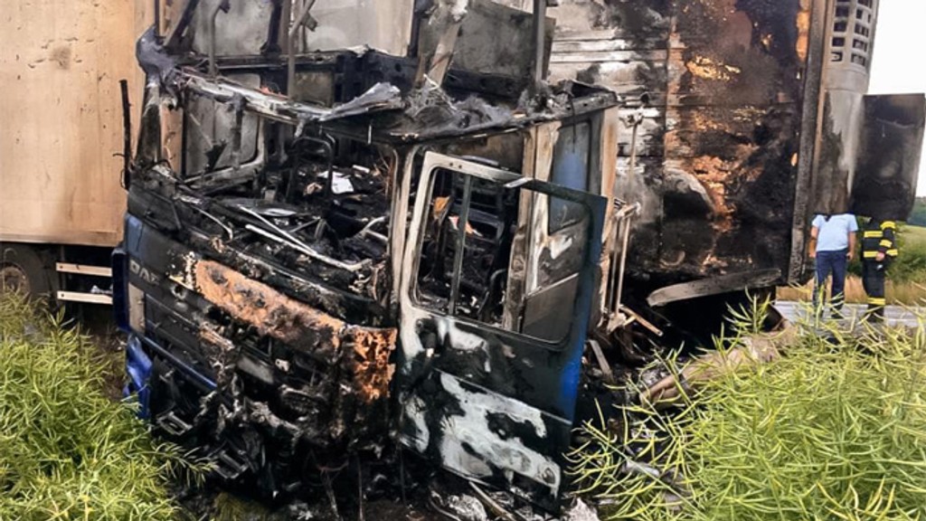 Kabína kamiónu po náraze zhorela do tla.