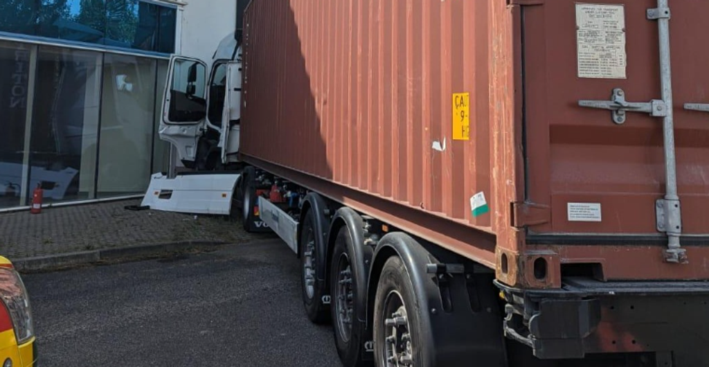 Kamión v Bratislave narazil do budovy.