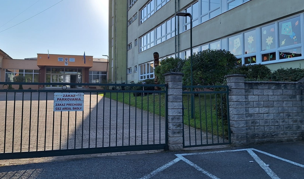 Na snímke jedna zo zatvorených škôl v Stropkove.