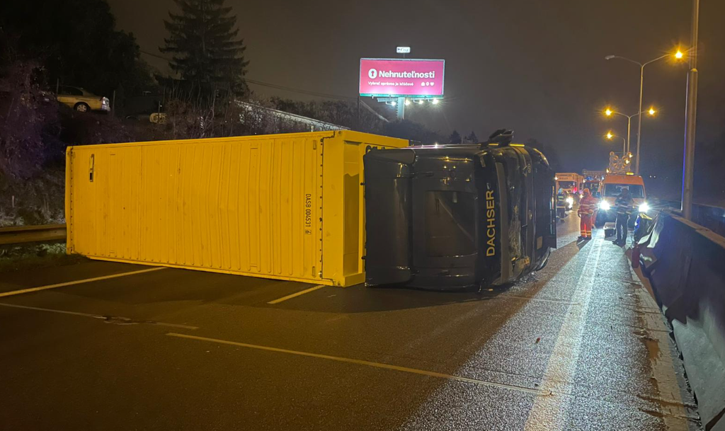 Na snímke prevrátený kamión na D2.
