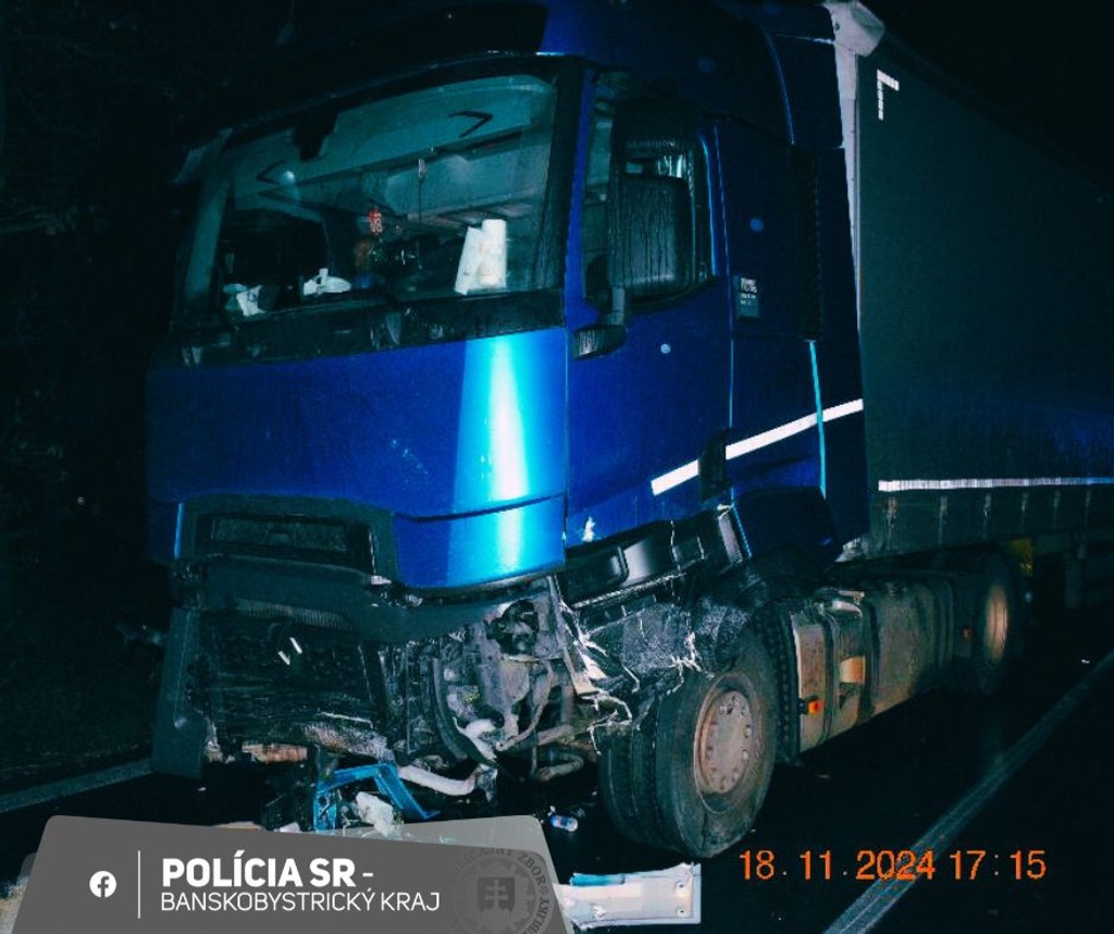 Kamión po zrážke s osobným autom.