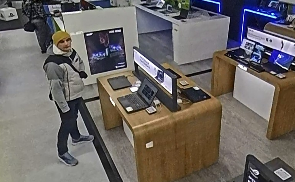 Páchateľ, ktorý ukradol notebook v predajni na Mlynských nivách