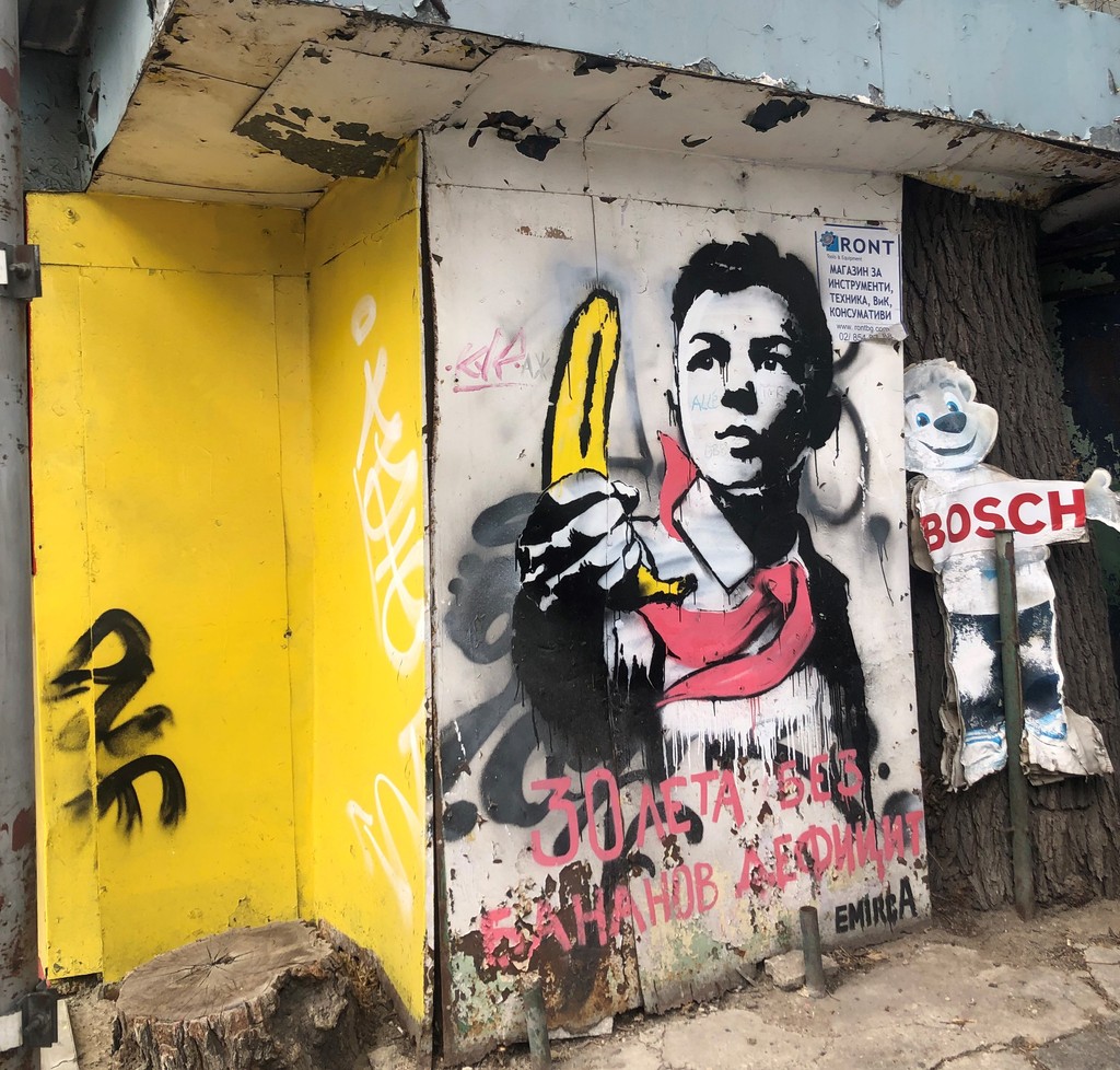 Protikomunistický odkaz v Sofii s nápisom ,,30 rokov (liet) bez nedostatku banánov