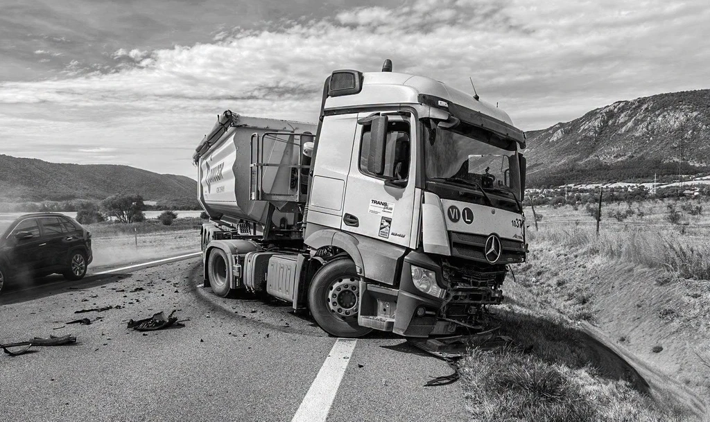 Na snímke havarovaný kamión po tragickej nehode pri Hrhove.