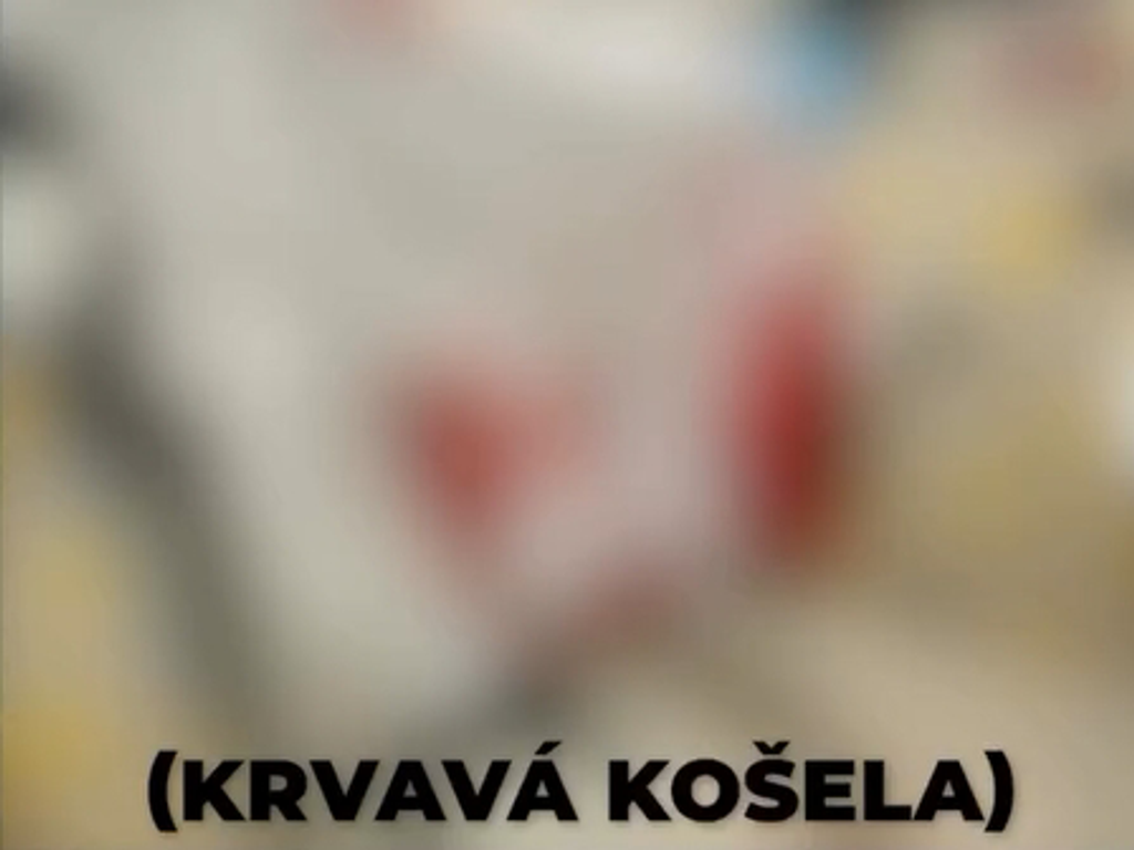 Krvavá košeľa po atentáte.