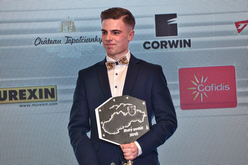 Martin Svrček si prebral ocenenie Cyklista roka v kategórii Talent roka počas udeľovania cien Zlatý pedál 2019.
