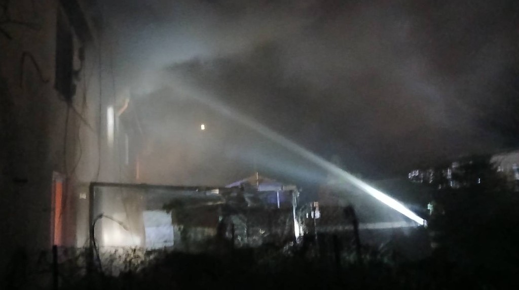 Na snímke hasiči likvidujú požiar bytu v Novom Meste nad Váhom.