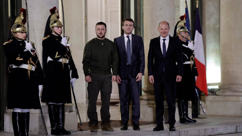 Francúzsky prezident Emmanuel Macron a ukrajinský prezident Volodymyr Zelenskyj a nemecký kancelár Olaf Scholz.