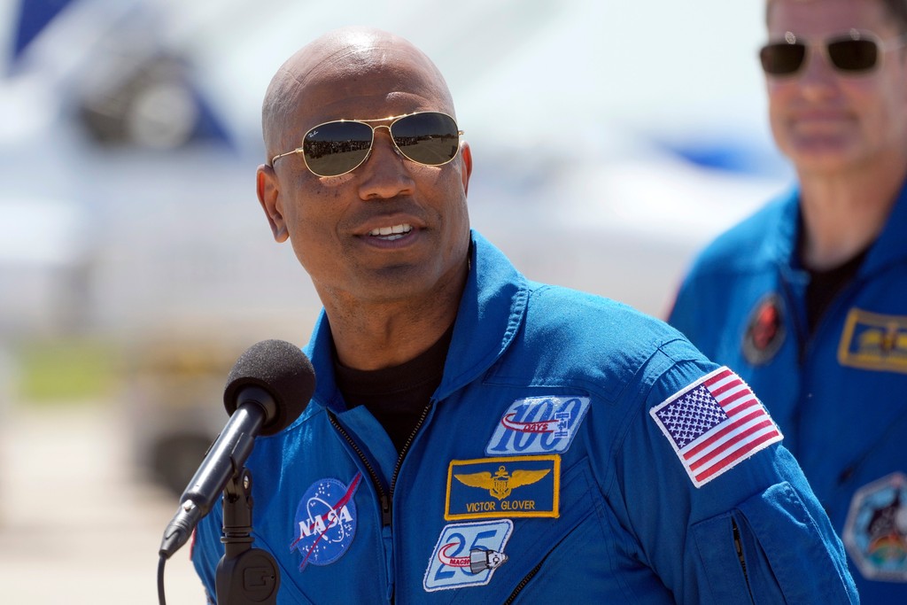 Člen posádky Artemis II, pilot Victor Glover