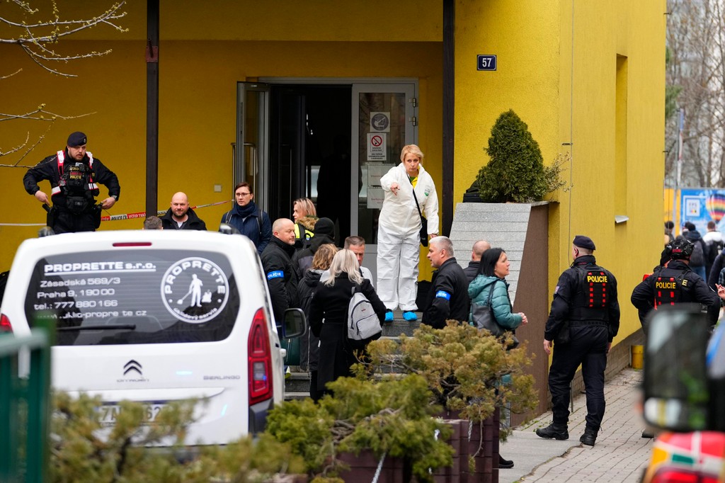 Policajti stoja pred školou, kde došlo k útoku mačetou.