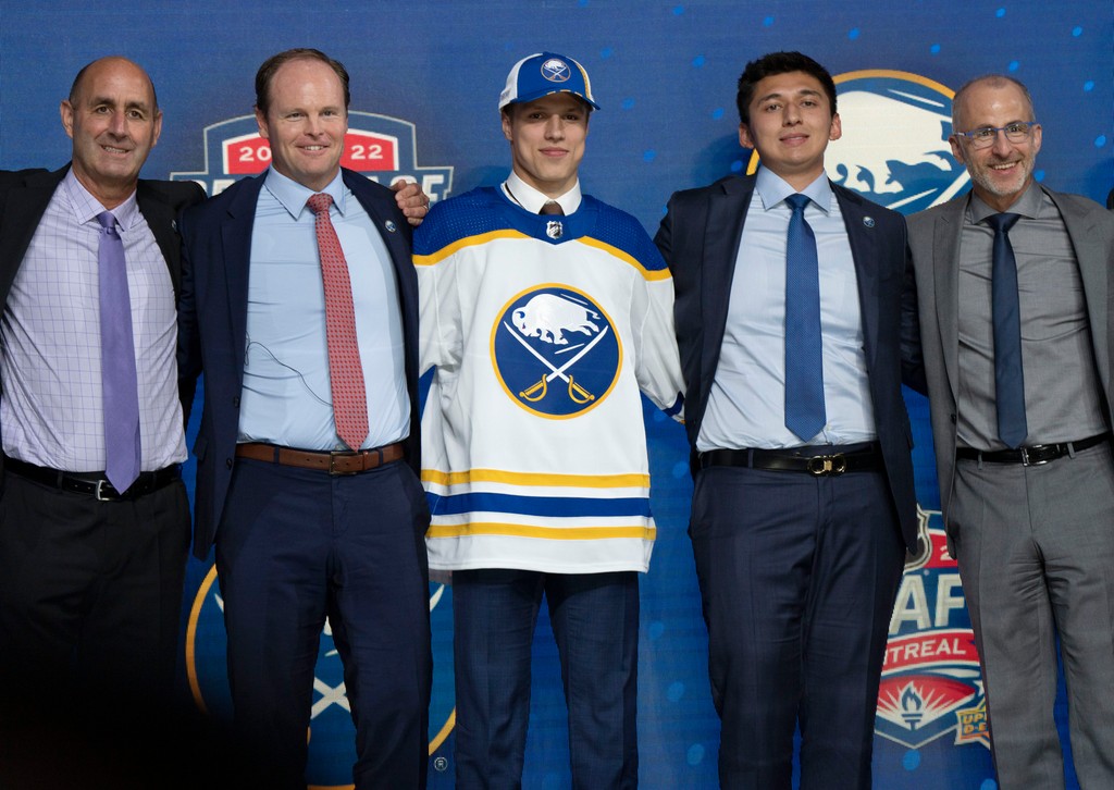 Jiří Kulich v drese Buffala s predstaviteľmi klubu.