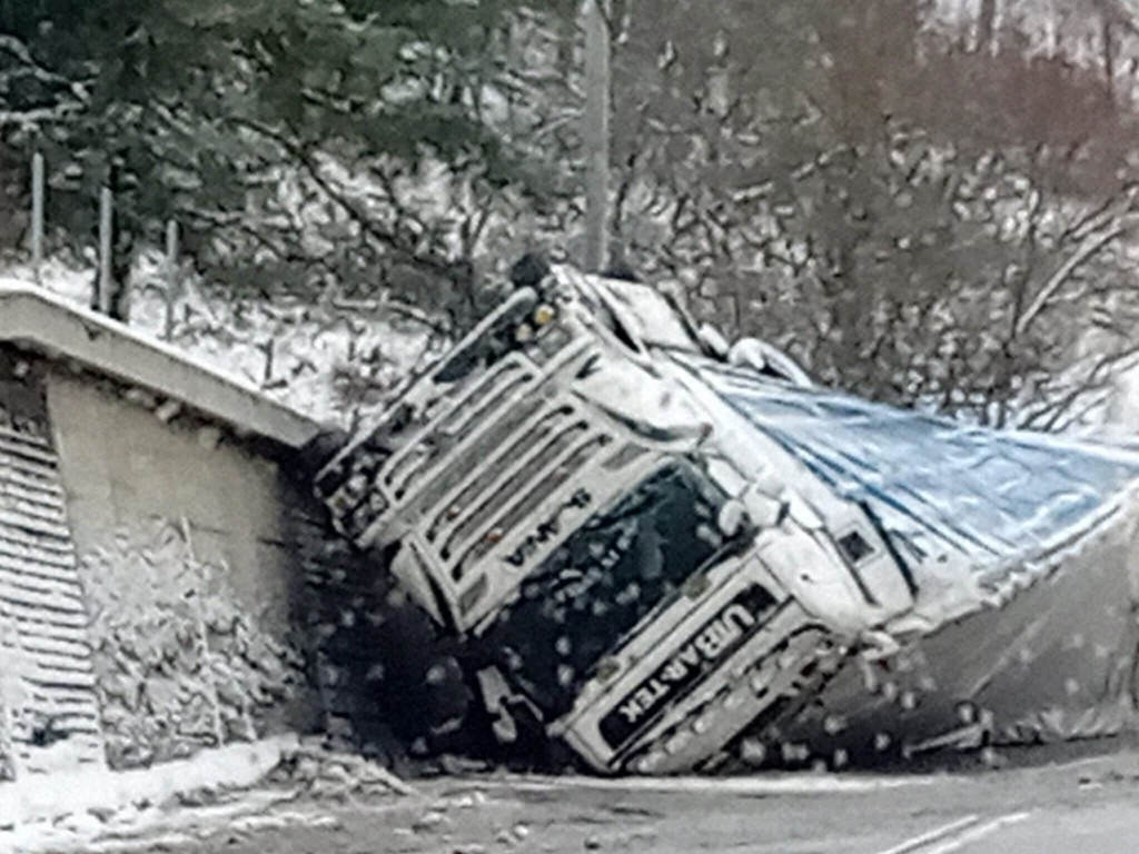Nehoda pri vjazde do Kremnice od Kremnických Baní o 8.10 h.