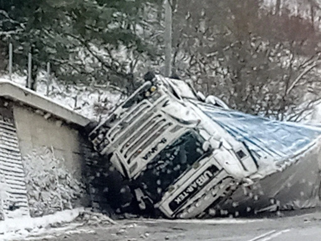 Nehoda pri vjazde do Kremnice od Kremnických Baní o 8.10 h.