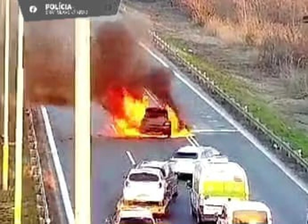 Horiace auto na D1