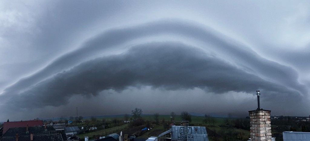 Prichádzajúca búrka na Dolnom Zemplíne. 