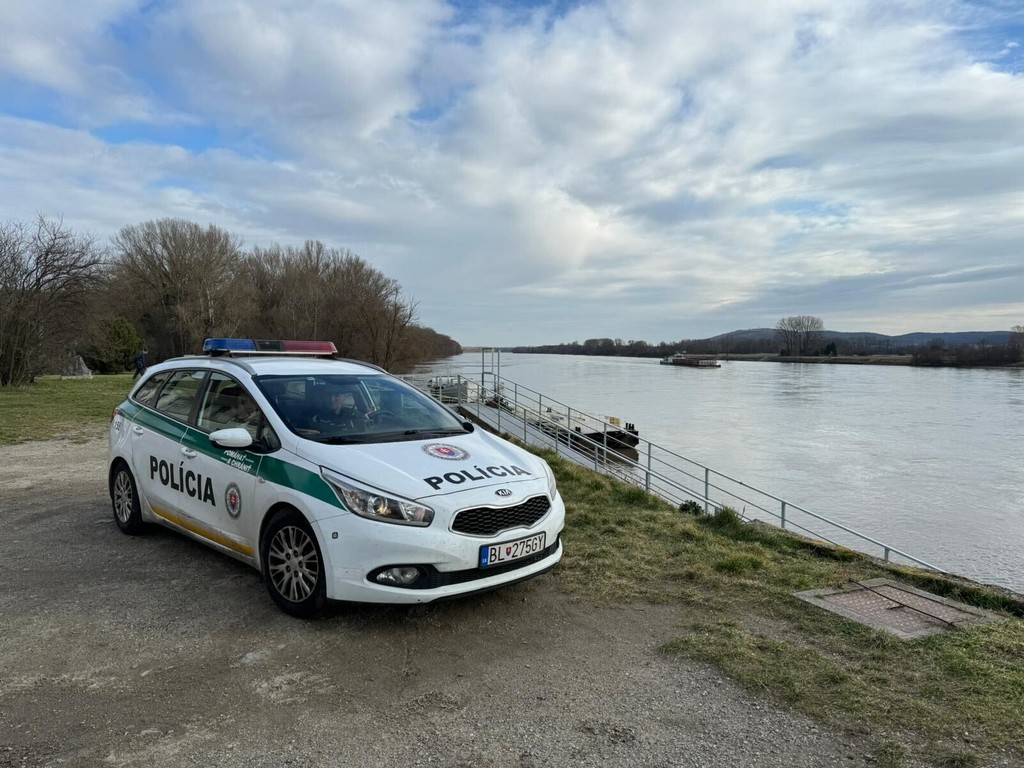 Z lode na Dunaji mal vypadnúť pasažier. Tok rieky prehľadávajú hasiči i polícia