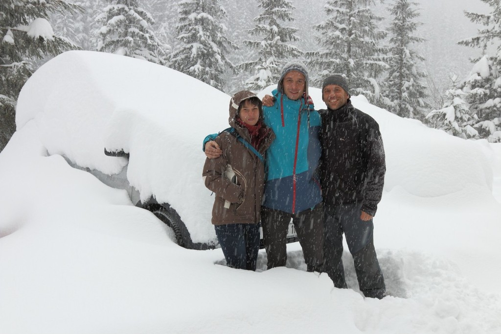 Auto zostalo pochované pod snehom