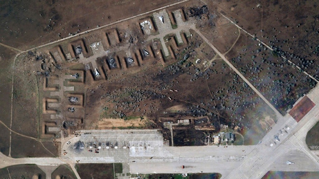 Zničené letisko na Kryme.