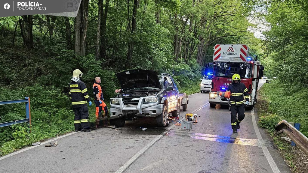 Na snímke havarované auto po nehode s motorkárom.