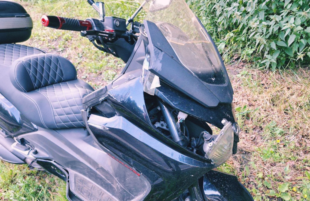 Na snímke skúter, na ktorom sa muž zrazil s medveďom.