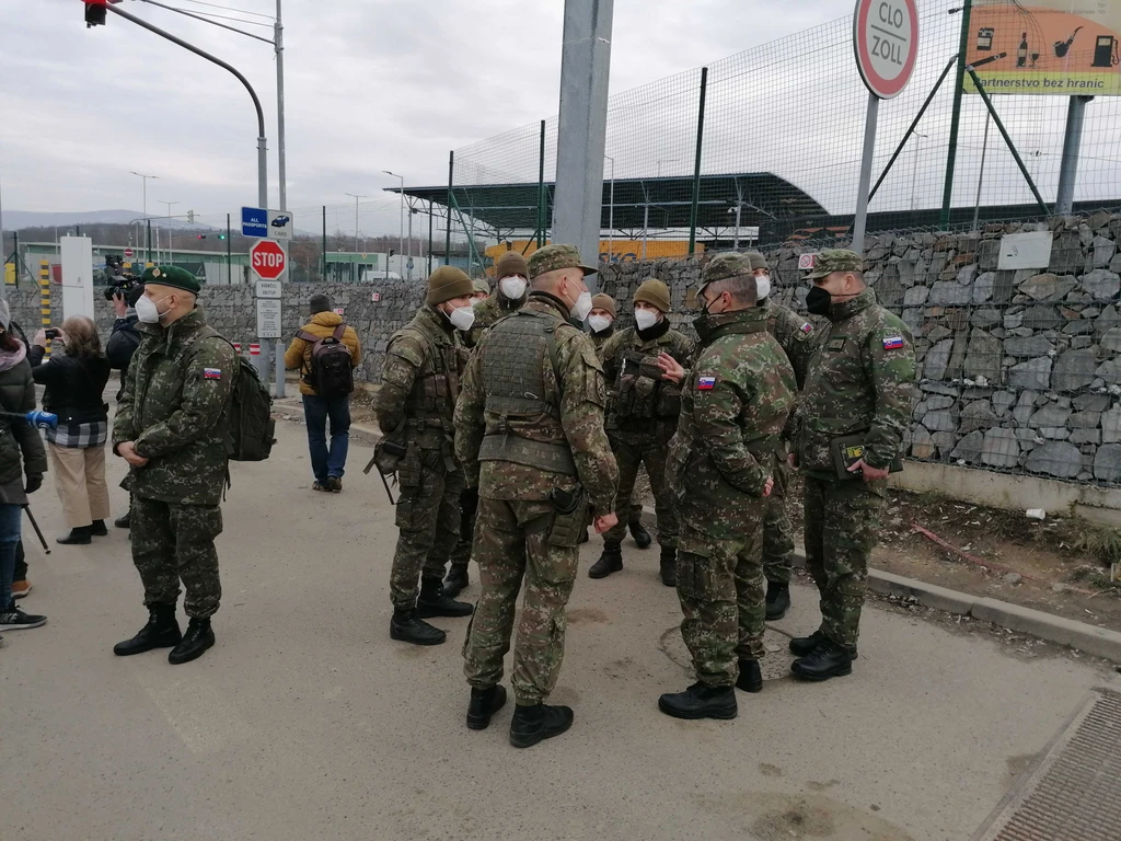 Slovenskí vojaci na hraničnom priechode v Ubli.