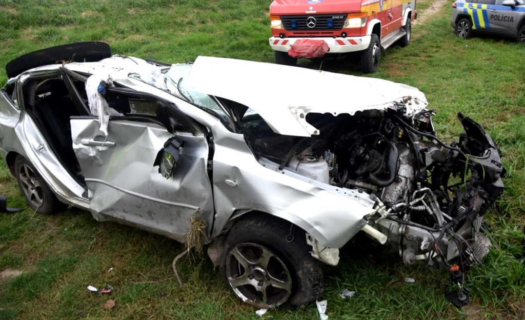 Zničené auto po páde z mosta ponad rieku Nitra.