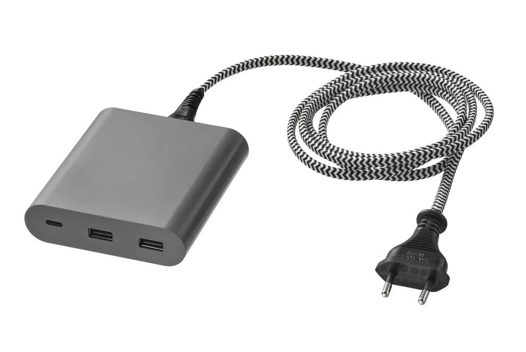 USB nabíjačka ÅSKSTORM 40 W v tmavosivej farbe s číslom výrobku 50461193. 