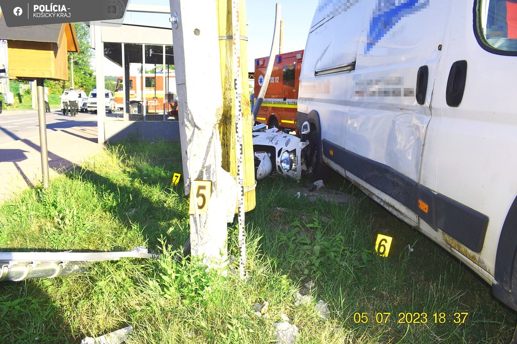 Motocyklista narazil do zaparkovaného auta.