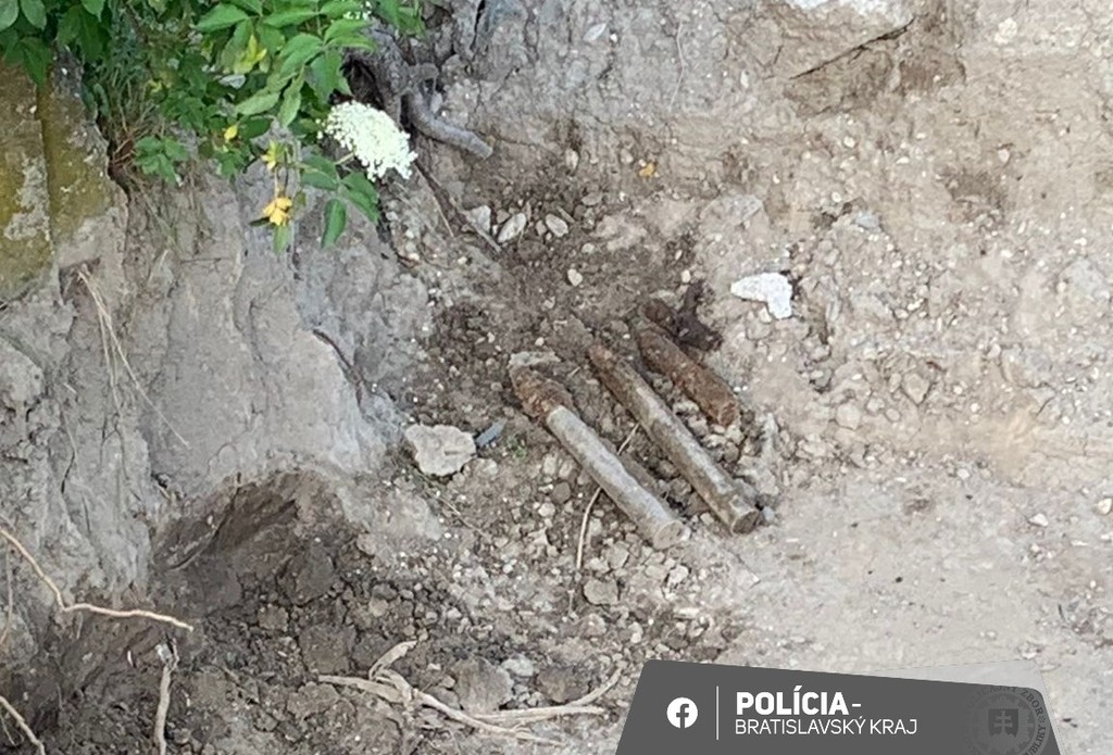 Na snímke dva protitankové náboje, ktoré našli v bratislavskej Petržalke.