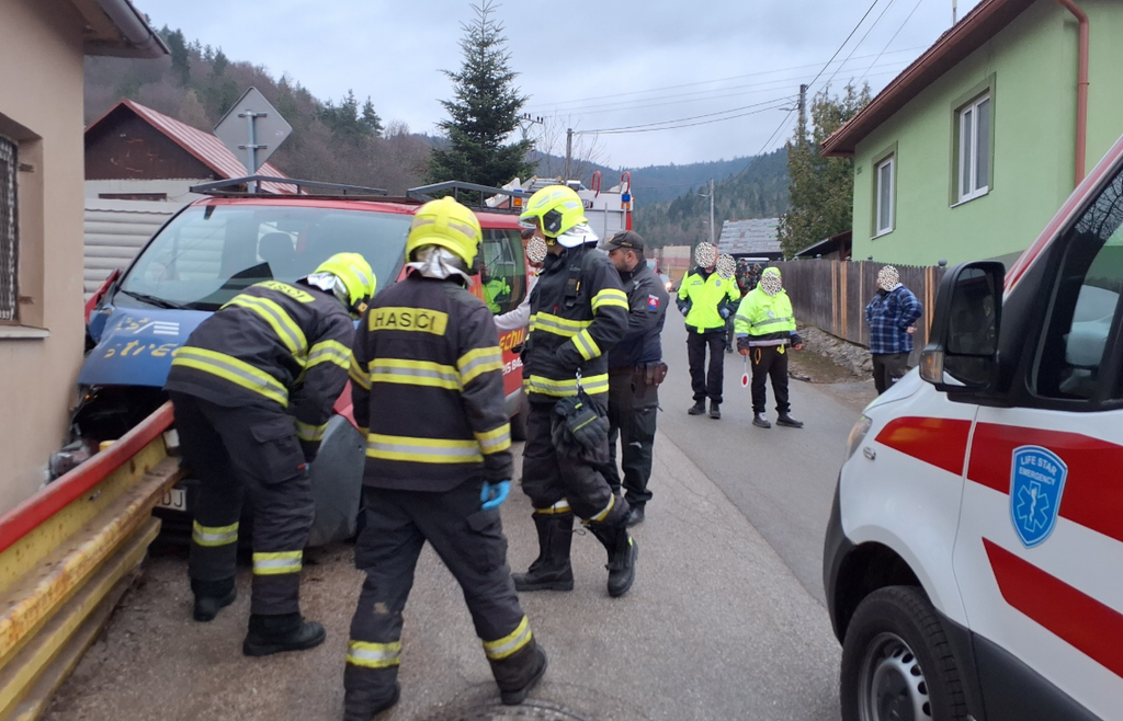 Na snímke havarované auto po nehode v Rudňanoch, pri ktorej sa zranili tri deti.