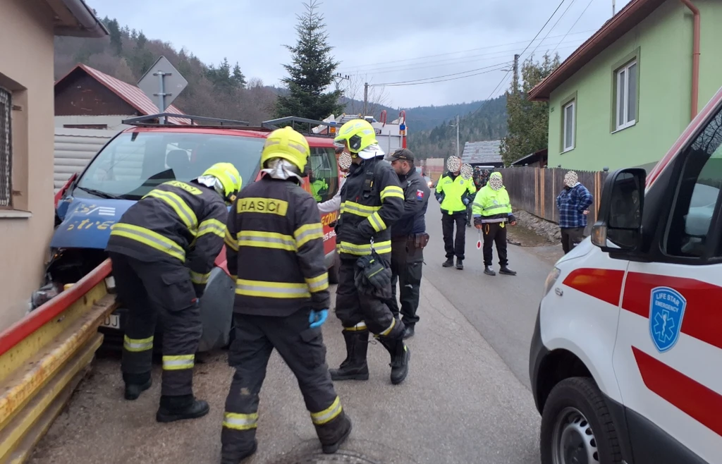 Na snímke havarované auto po nehode v Rudňanoch, pri ktorej sa zranili tri deti.