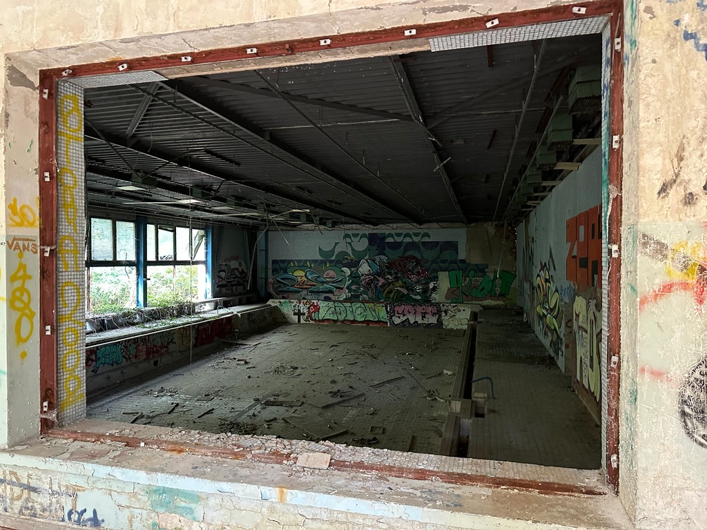 Opustená plaváreň v areáli Elektrovod.