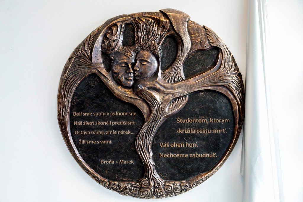 Odhalenie spomienkovej tabule pri príležitosti 1. výročia nehody na Zochovej ulici