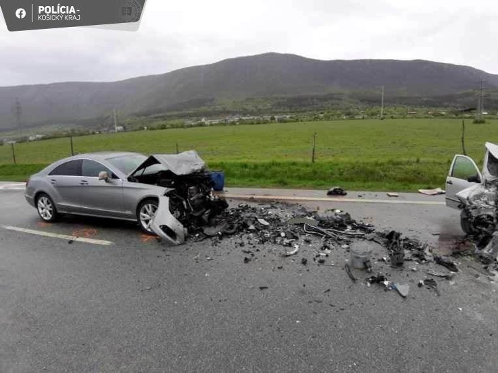 Rozbitý mercedes po zrážke so ďalším autom.