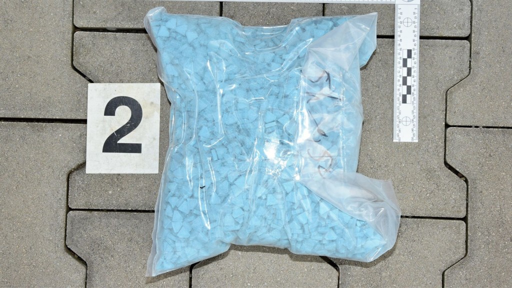 Na snímke sú tabletky, extáza. ktoré zaistila polície.